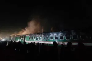 बांग्लादेश: ट्रेन में लगी आग में 4 यात्रियों की मौत, साजिश के तहत की गई आगजनी का संदेह