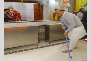रक्षामंत्री राजनाथ सिंह ने लखनऊ के हनुमान सेतु मंदिर में की सफाई