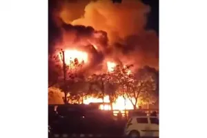 जामनगर: रिलायंस मॉल में आग पर 7 घंटे बाद काबू पाया गया, 30 दमकलों ने बुझाई आग