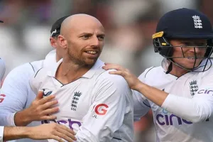 इंग्लैंड टीम के अनुभवी स्पिनर जैक लीच भारत के खिलाफ बचे टेस्ट मैचों से बाहर