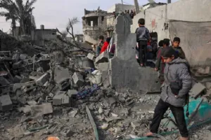 इजराइल ने रफाह में बम बरसाकर दो बंधक छुड़ाए, 74 की मौत