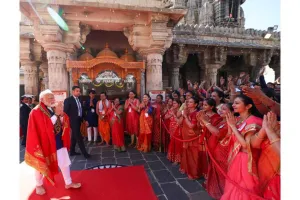 प्रधानमंत्री मोदी ने श्रीद्वारकाधीश मंदिर में किए दर्शन, शारदा पीठ में शंकराचार्य का लिया आशीर्वाद