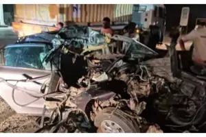 सुरेन्द्रनगर: हाइवे पर ट्रक के पिछले हिस्से से टकराई कार, कार सवार तीनों युवकों की मौत
