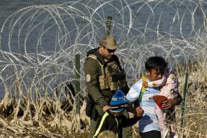 टेक्सास के सुप्रीम कोर्ट ने अमेरिका-मेक्सिको सीमापार करने वाले प्रवासियों को गिरफ्तार करने वाले कानून पर रोक लगाई
