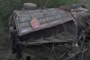 पाकिस्तान में ट्रक खाई में गिरा, 17 तीर्थयात्रियों की मौत