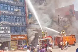 पटना स्टेशन के पास होटल में लगी भीषण आग, दो लोगों की मौत