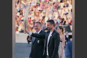 ग्रीस ने पेरिस 2024 खेलों के आयोजकों को सौंपी ओलंपिक मशाल