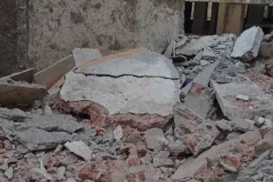 सूरत : अडाजण में जर्जर अपार्टमेंट का स्लैब गिरने से मचा हड़कंप, आसपास के निवासी भयभीत