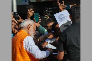 मतदान से पहले प्रधानमंत्री मोदी ने बच्ची को दिया ऑटोग्राफ