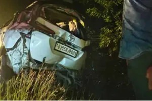 सूरत : शिरडी से लौटते समय भीषण सड़क हादसा, फॉर्च्यूनर पलटी — 3 की मौत, 4 घायल