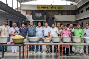 सूरत : अग्रवाल समाज जागृति सेवा समिति ने वृद्धाश्रम में कराया दीपावली भंडारा
