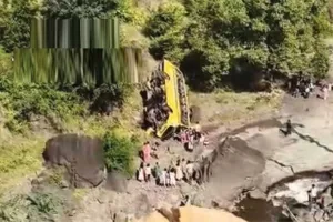 सूरत : महाराष्ट्र में बड़ा हादसा , 30 बच्चों से भरी स्कूल बस 150 फीट गहरी खाई में गिरी, एक छात्र की मौत