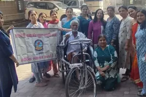सूरत : मारवाड़ी युवा मंच सूरत जाग्रति शाखा द्वारा दिव्यांग बुज़ुर्ग को ट्राईसाइकिल प्रदान