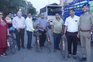 सूरत : सड़क सुरक्षा अभियान के तहत पांडेसरा में श्रमिकों की साइकिलों और टेम्पो पर लगाए गए 1000 रेट्रो रिफ्लेक्टर