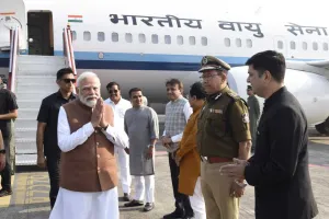 सूरत : प्रधानमंत्री श्री नरेन्द्र मोदी का सूरत हवाई अड्डे और नियोल हेलीपैड पर गर्मजोशी से स्वागत