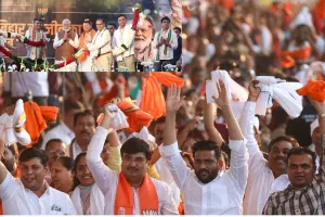 सूरत : एयरपोर्ट पर बिहारवासियों का गमछा लहराकर गर्मजोशी से स्वागत 