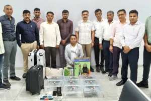 सूरत : एयरपोर्ट पर हाई-प्रोफाइल ड्रग कैरियर गिरफ्तार