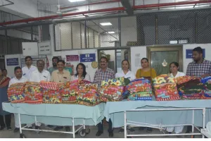 सूरत : डुमस के समाजसेवक दीपकभाई इजादार ने नवी सिविल अस्पताल में दान किए 200 कंबल और ईसीजी मशीन