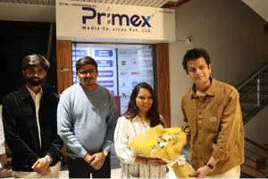 सूरत : लालो, कृष्ण सदाय सहायताते की टीम प्राइमेक्स मीडिया ऑफिस पहुंची, गीता और कृष्ण किताब से सम्मानित