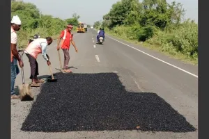 वडोदरा : बेमौसम बारिश के बाद वडोदरा में सड़कों की मरम्मत तेज़ी पर