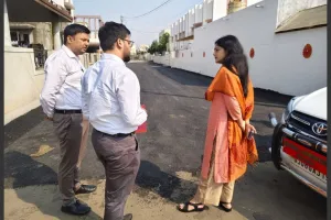 वडोदरा : नगर निगम निदेशालय के अधिकारियों ने कई कस्बों में सड़क मरम्मत कार्यों का किया निरीक्षण