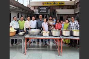 सूरत : डिंडोली वृद्धाश्रम में अग्रवाल समाज जागृति सेवा समिति की  भोजन सेवा