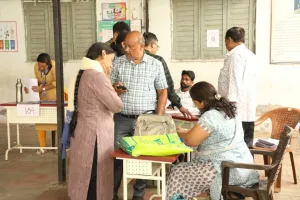 सूरत में स्पेशल इंटेंसिव रिफॉर्म (SIR) कैंप में वोटर्स ने दिखाया उत्साह