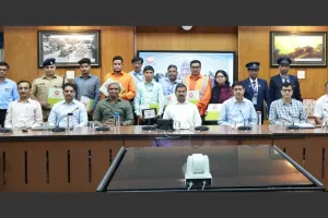 वडोदरा : पश्चिम रेलवे के महाप्रबंधक ने वडोदरा मंडल के तीन कर्मचारियों को संरक्षा पुरस्कार से सम्मानित किया