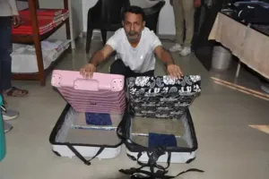 सूरत : एयरपोर्ट पर बड़ा खुलासा,  'फॉल्स बॉटम' वाले बैग से दो बार निकला करोड़ों का गांजा