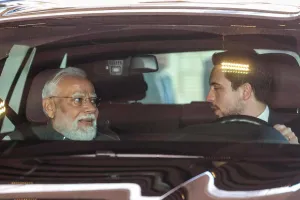 स्वयं वाहन चलाकर प्रधानमंत्री मोदी को संग्रहालय लेकर गए जॉर्डन के युवराज