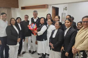 सूरत दौरे पर गुजरात बार काउंसिल के चेयरमैन जे.जे. पटेल से महिला वकीलों की शिष्टाचार भेंट