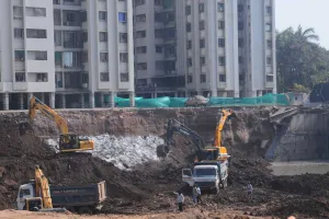 सूरत : भीमराड में शिव रेजीडेंसी में दूसरा बड़ा हादसा, मरम्मत कार्य के दौरान गैस लाइन फटी