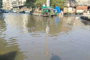 सूरत : कादरशा की नाल इलाके में बिना मानसून गटर ओवरफ्लो, ड्रेनेज लीकेज से जनता परेशान