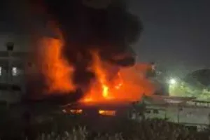 सूरत : जिलानी ब्रिज के पास लकड़ी के तीन गोदामों में भीषण आग, धुएं का गुबार दूर तक दिखा