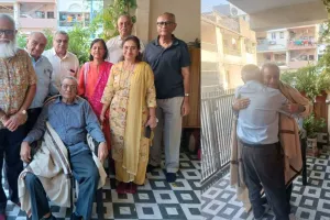 सूरत : साढ़े पांच दशक बाद गुरु से मिलकर भावुक हुए पूर्व छात्र
