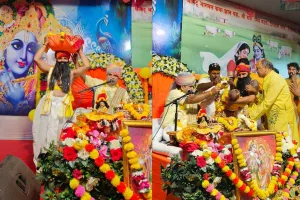 सूरत : “नंद घर आनंद भयो, जय कन्हैया लाल की” पर भावविभोर हुए श्रद्धालु 