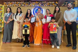 सूरत : नंदूबा इंग्लिश एकेडमी में ‘ऑल-राउंडर मॉम अवॉर्ड’ से माताओं का सम्मान
