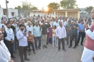 राजकोट : गोंडल के लूनीवाव गांव में राज्यपाल आचार्य देवव्रतजी ने किया वृक्षारोपण और स्वच्छता अभियान का नेतृत्व