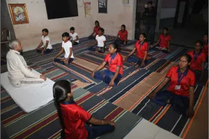 राजकोट : लूनीवाव प्राइमरी स्कूल के कॉमन रूम में रात्रि विश्राम कर गवर्नर ने दिया सादगी भरे जीवन का संदेश