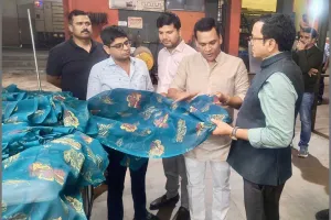 सूरत : भदोई के सांसद डॉ. विनोद कुमार बिंद ने सूरत में जाना साड़ी उद्योग का कार्यप्रणाली