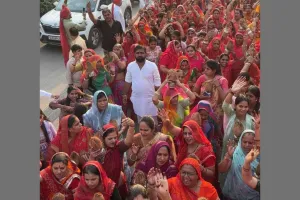 सूरत : श्रीमद् भागवत सप्ताह से पूर्व भव्य कलश यात्रा, भक्तिमय हुआ क्षेत्र