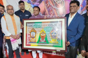 मुख्यमंत्री को सौरा कला चित्र भेंट, वेदांता ने किया कलाहांडी की विरासत का सम्मान