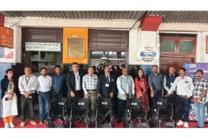 सूरत : एसबीआई ने रेलवे स्टेशन पर दिव्यांग व बीमार यात्रियों की सुविधा के लिए 5 व्हीलचेयर भेंट की