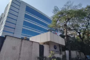 सूरत: गजेरा परिवार के 'लक्ष्मी ग्रुप' पर आयकर विभाग का बड़ा छापा