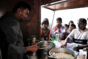 सूरत : ‘श्रमिक अन्नपूर्णा योजना’ बनी मज़दूरों का संबल, सिर्फ 5 रुपये में भरपेट और पौष्टिक भोजन