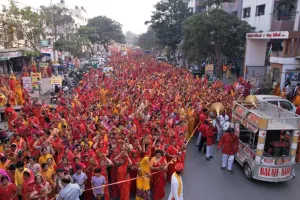 सूरत : शोभा यात्रा के साथ गोडादरा में श्रीमद् भागवत कथा ज्ञान सप्ताह यज्ञ का शुभारंभ