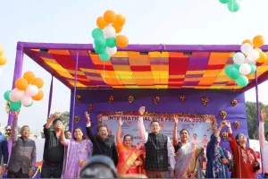 सूरत : अडाजन रिवरफ्रंट पर अंतरराष्ट्रीय पतंग महोत्सव-2026, 21 देशों के पतंगबाजों ने सजाया सूरत का आसमान