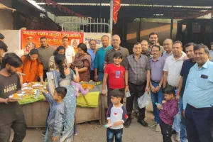 सूरत : अग्रवाल समाज जागृति सेवा समिति ने गिरजाशंकर महादेव मंदिर में 12वीं बार कराया सामूहिक भोजन