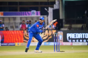 सूरत : आख़िरी ओवरों में शानदार बल्लेबाज़ी से बेंगलुरु स्ट्राइकर्स ने अहमदाबाद लायंस को कड़े मुकाबले में हराया