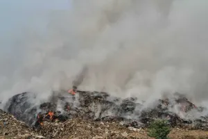 सूरत : खाजोद डंपिंग साइट पर कचरा जलाने का आरोप, विपक्ष ने एयर पॉल्यूशन फैलाने का दावा किया